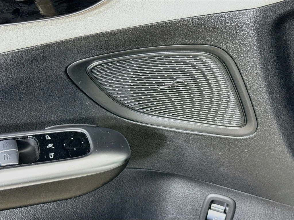 Used 2022 Silver Mercedes-Benz C 300 image 18