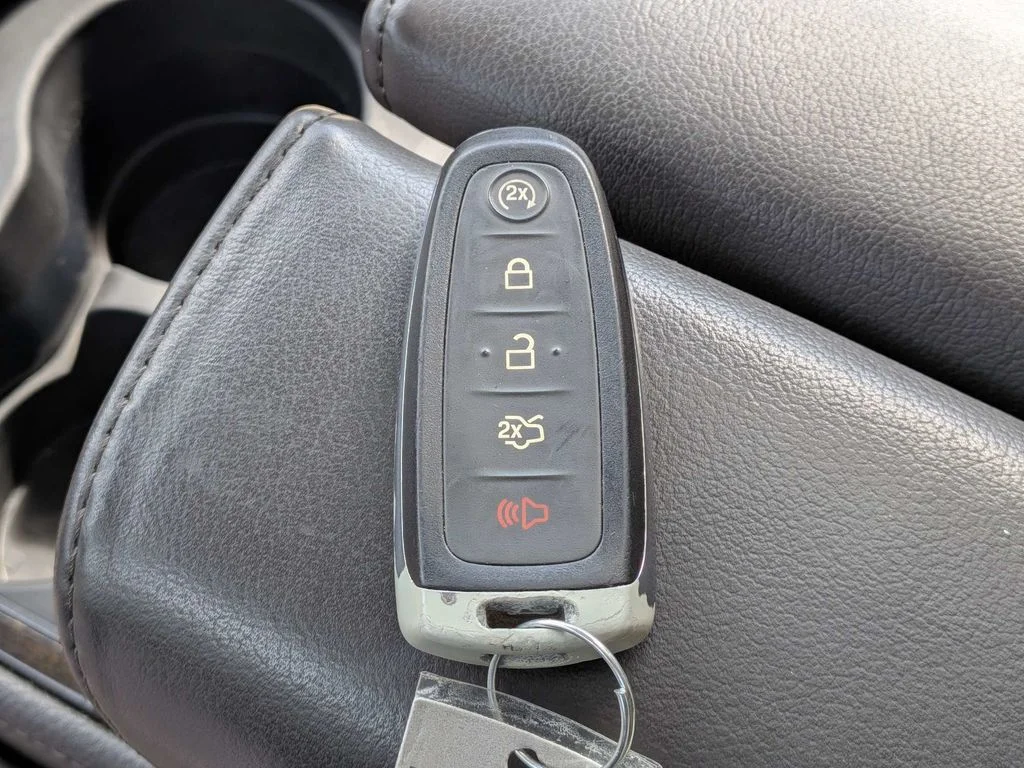 Used 2013 Beige Lincoln Base image 28