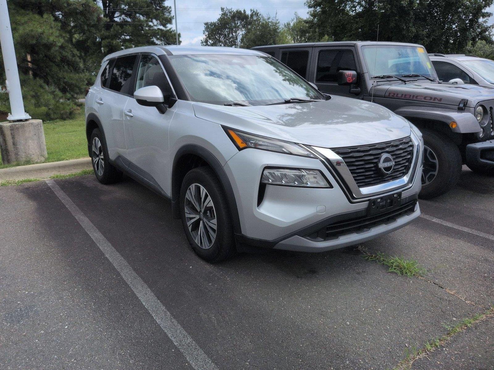 Used 2022 Brilliant Silver Metallic Nissan SV image 2