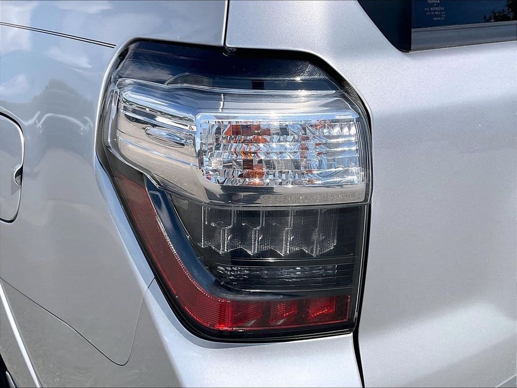 Used 2017 Classic Silver Metallic Toyota SR5 image 32