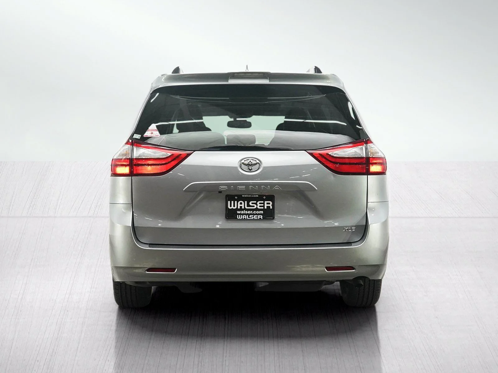 Used 2018 Silver Sky Metallic Toyota XLE Premium FWD 8-Passenger image 5