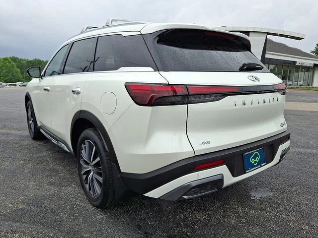 Used 2025 White INFINITI Sensory image 5