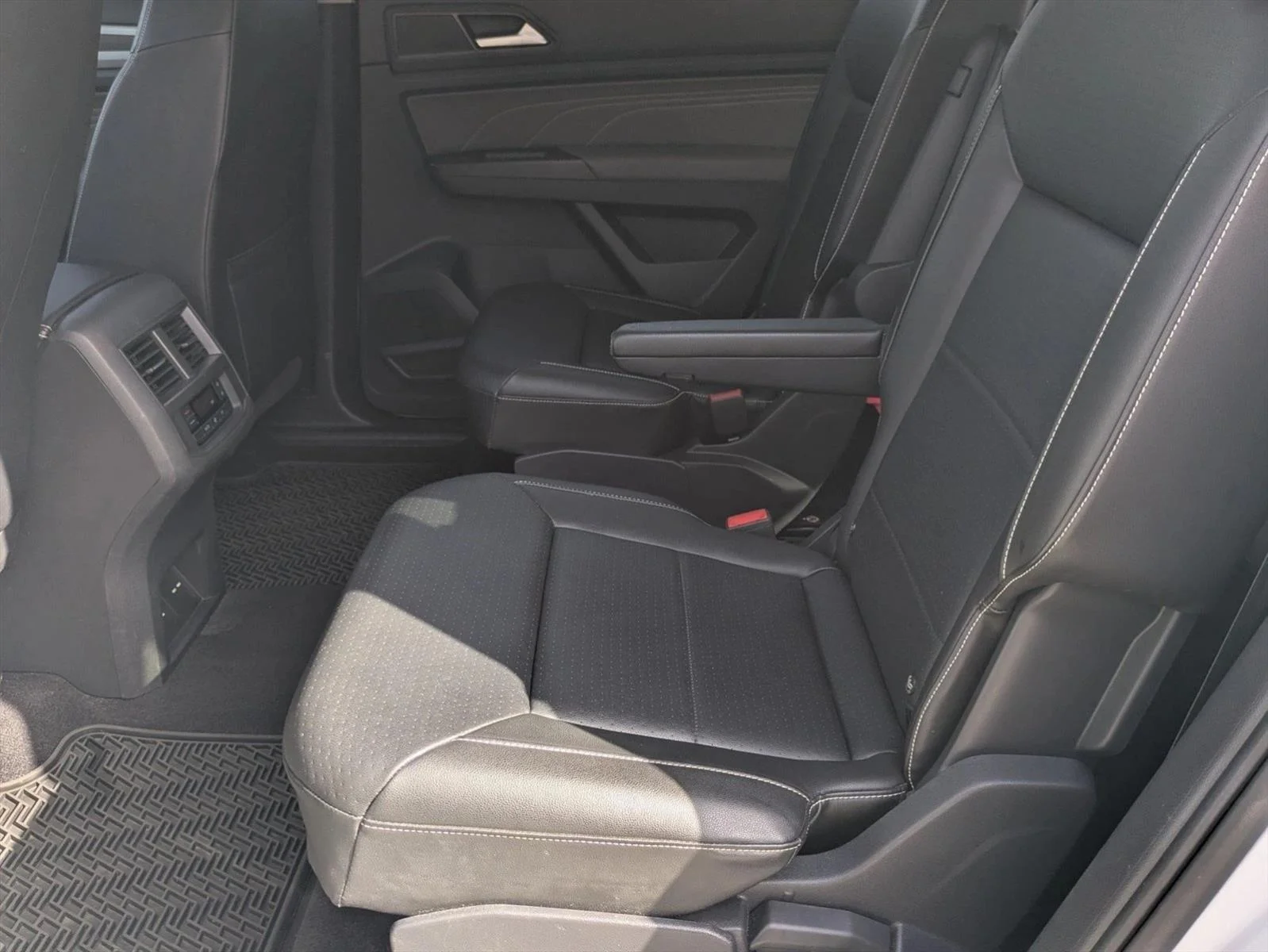 Used 2022 White Volkswagen 2.0T SE w/Technology image 19