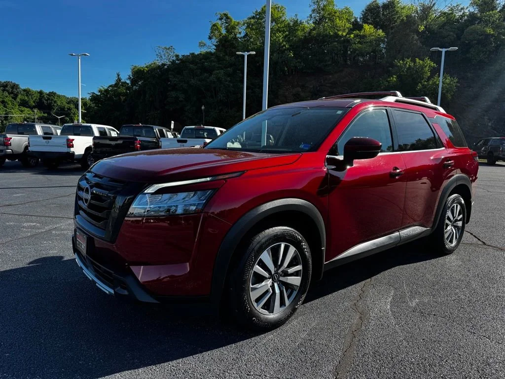 Used 2023 Red Nissan SL image 3