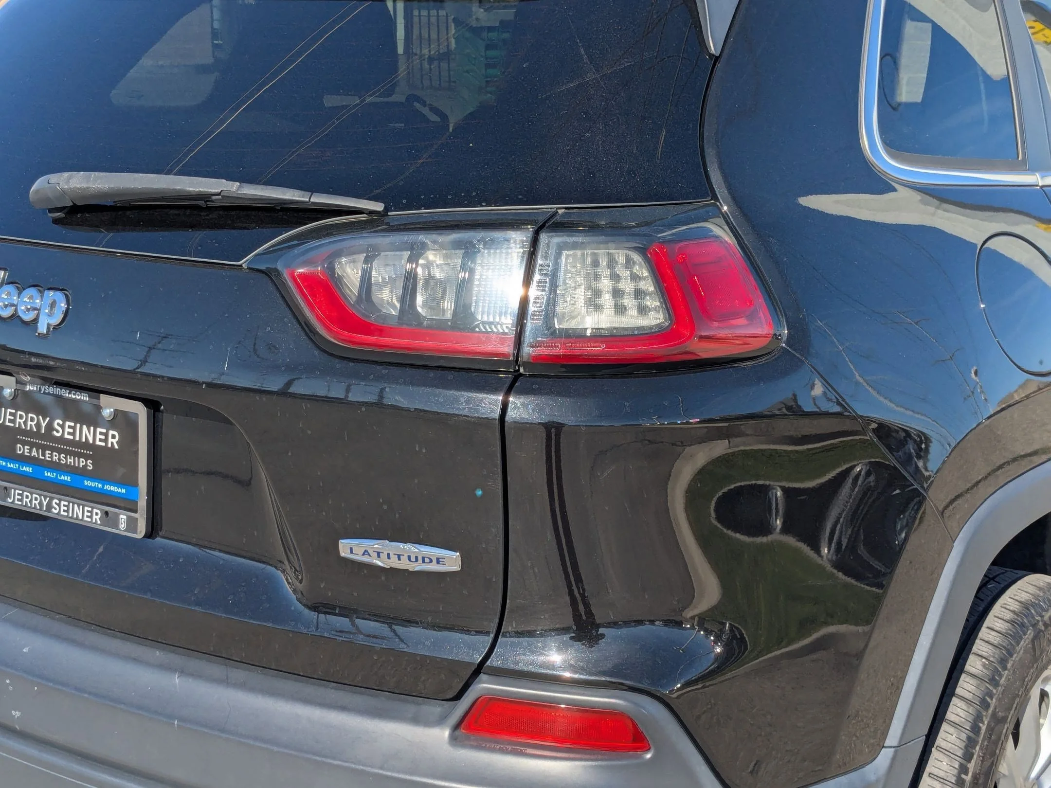 Used 2019 Diamond Black Crystal Pearlcoat Jeep Latitude image 11
