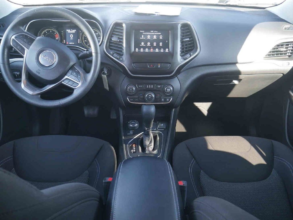 Used 2021 Silver Jeep Latitude image 5