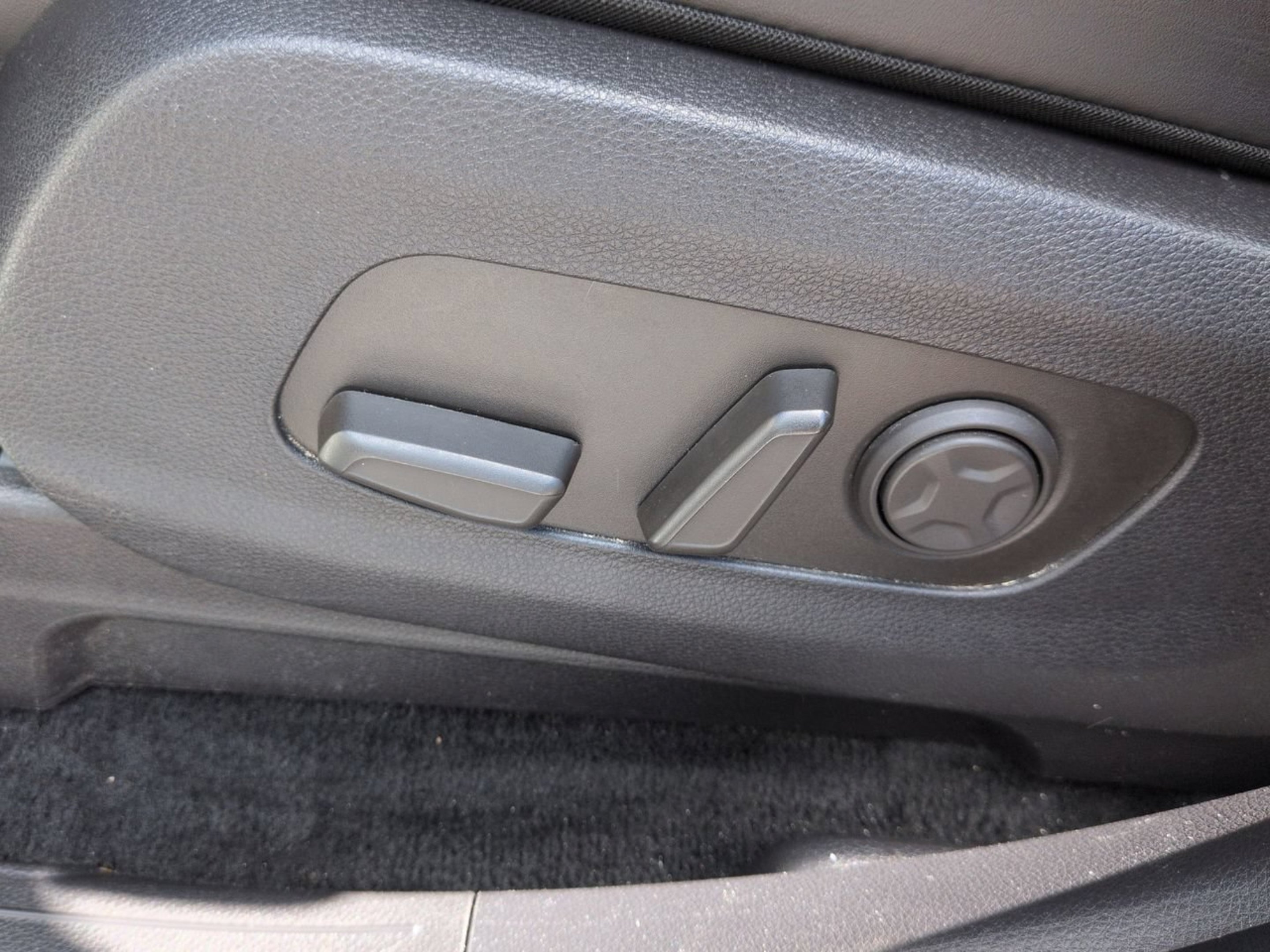 Certified Used 2025 Snow White Pearl Kia LXS image 18