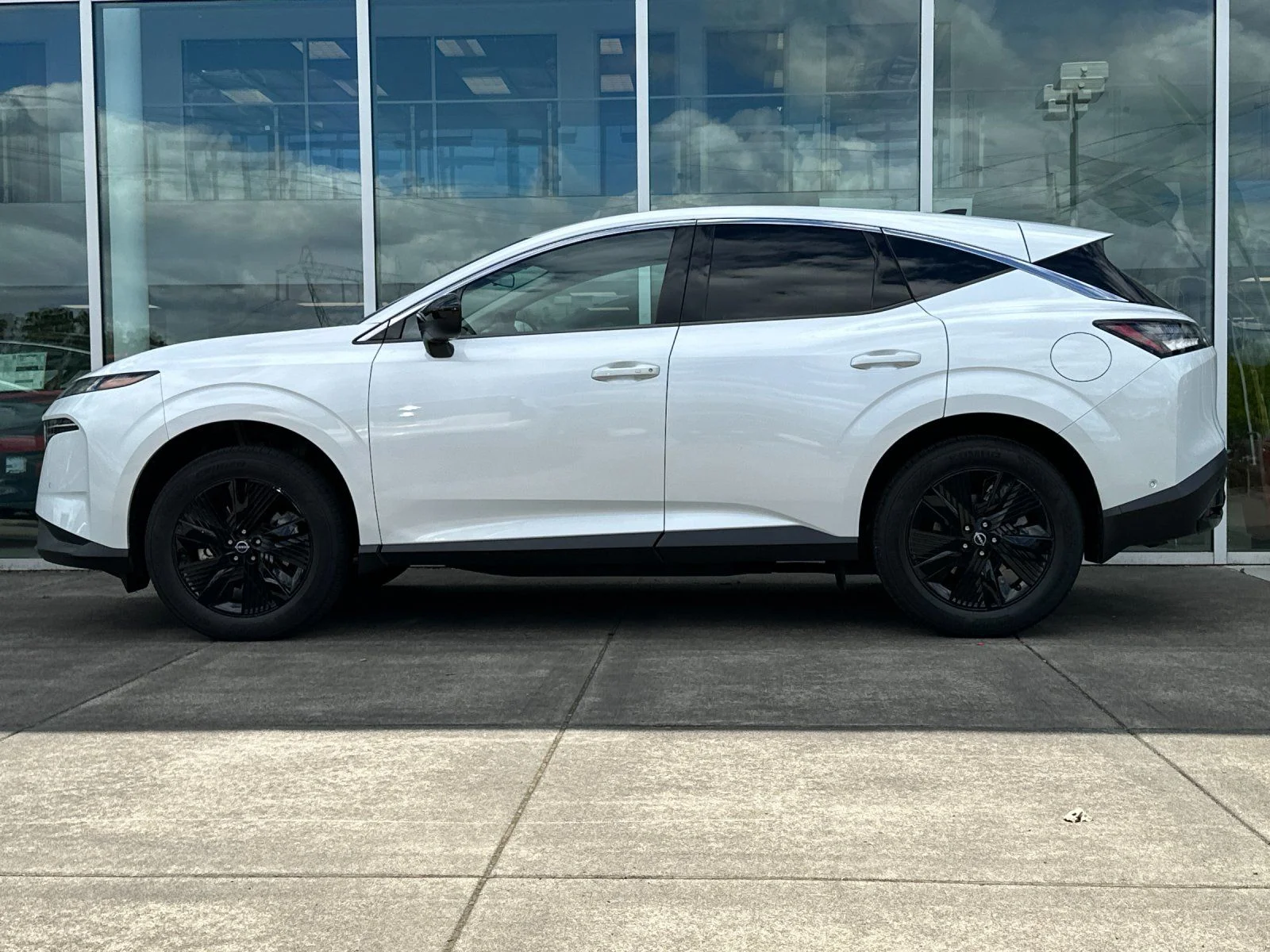 Used 2025 Everest White Pearl Tricoat Nissan SV image 6
