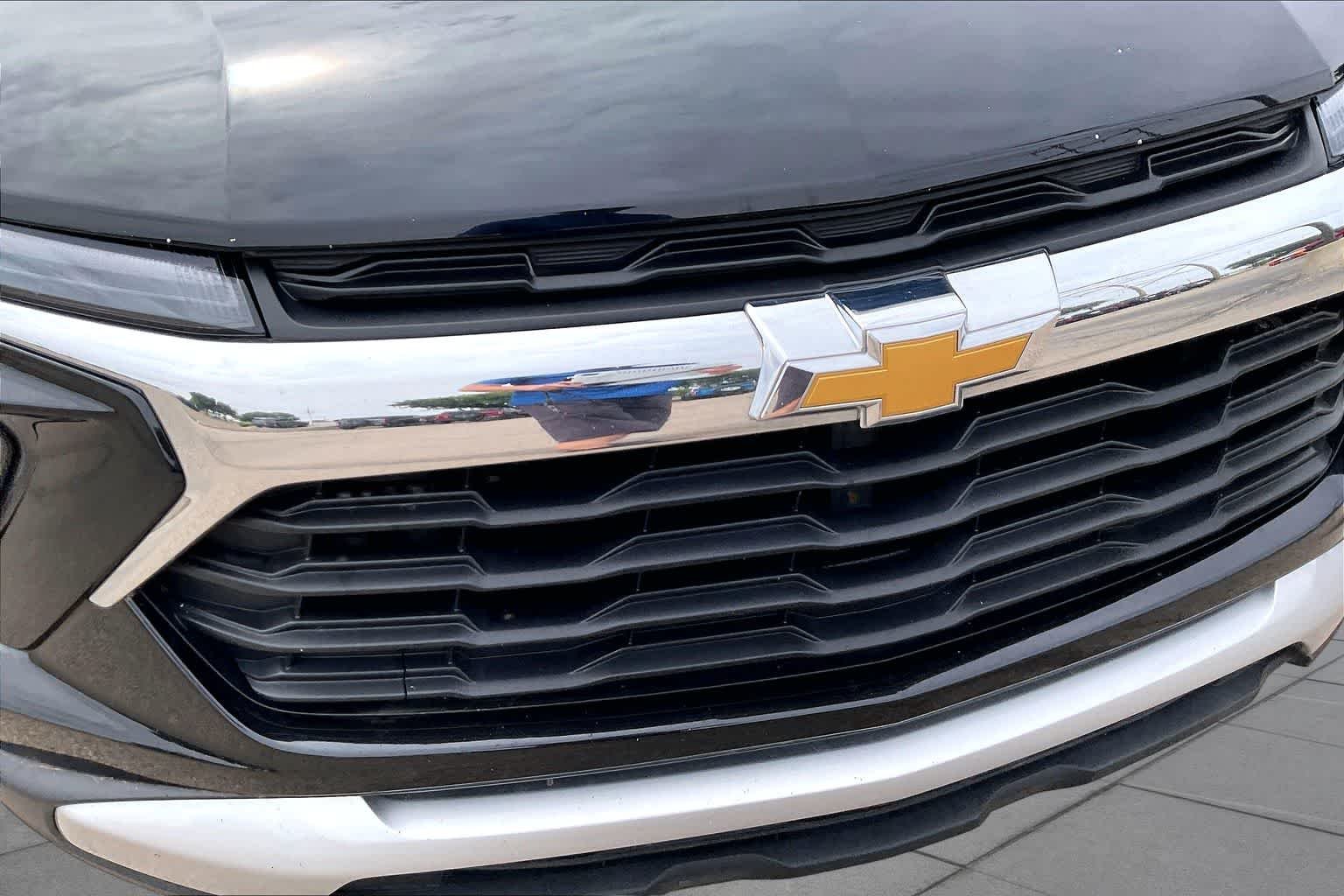 Used 2025 Mosaic Black Metallic Chevrolet LT image 29