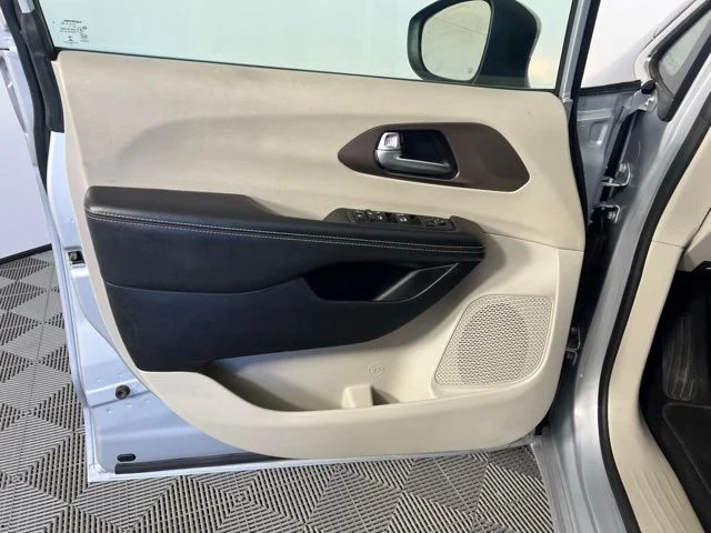 2022 Chrysler Voyager LX - Photo 18