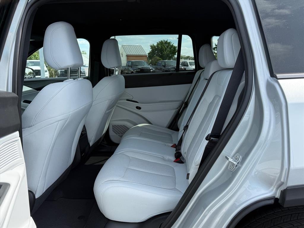 New 2026 Silver Zynith Clear-Coat Exterior Paint Jeep Laredo 4x4 image 7