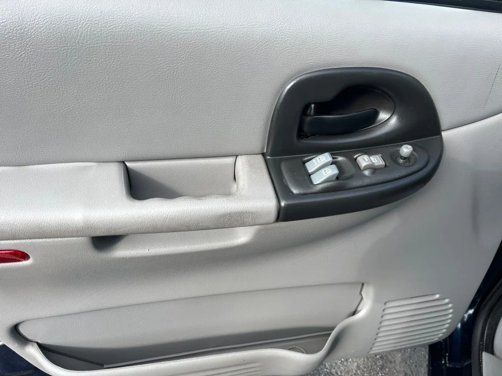 Used 2005 Blue Pontiac M16 image 12