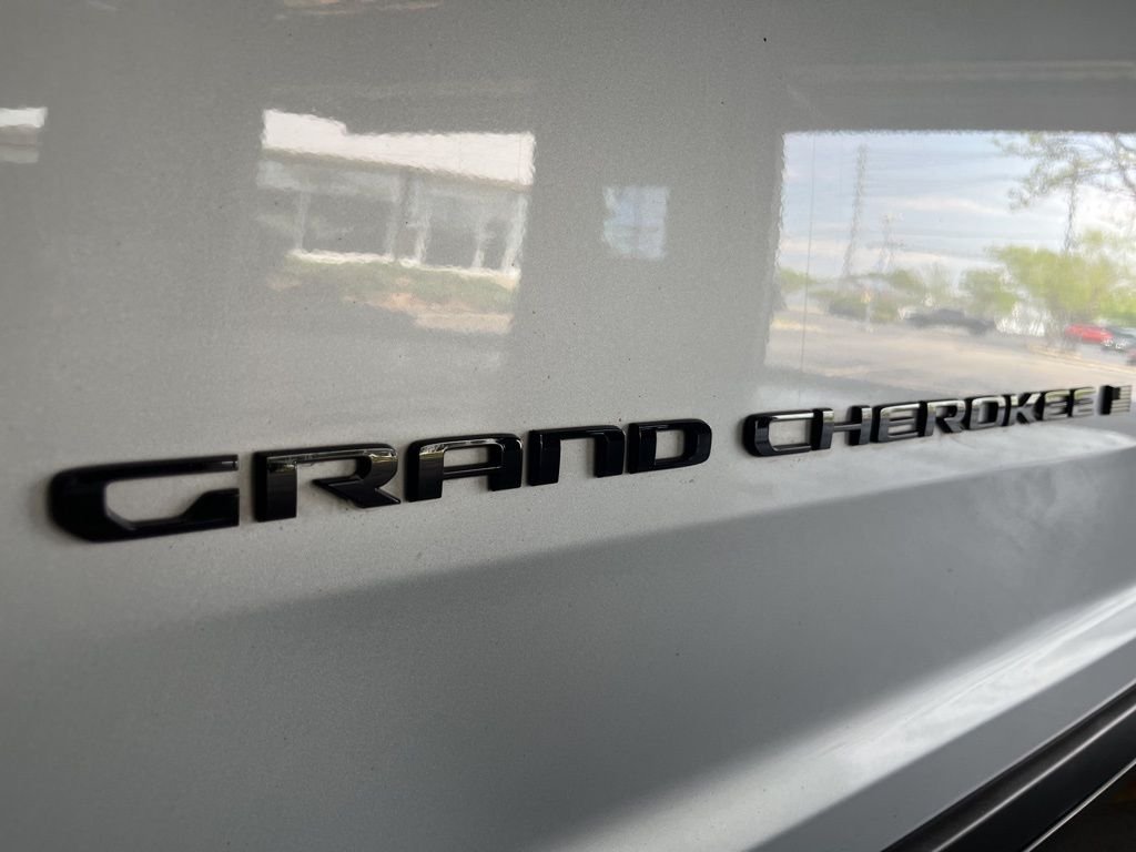 Used 2023 Silver Jeep Altitude X image 14
