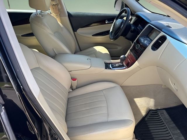 Used 2017 Black INFINITI Base image 30