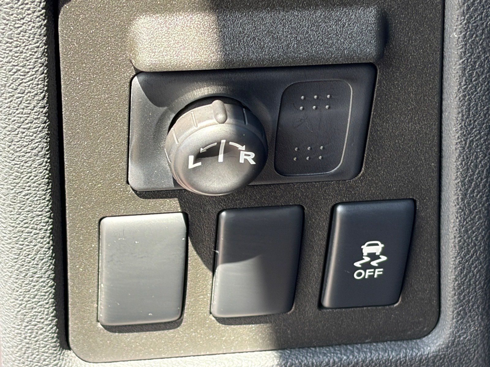 Used 2013 Red Nissan S image 18