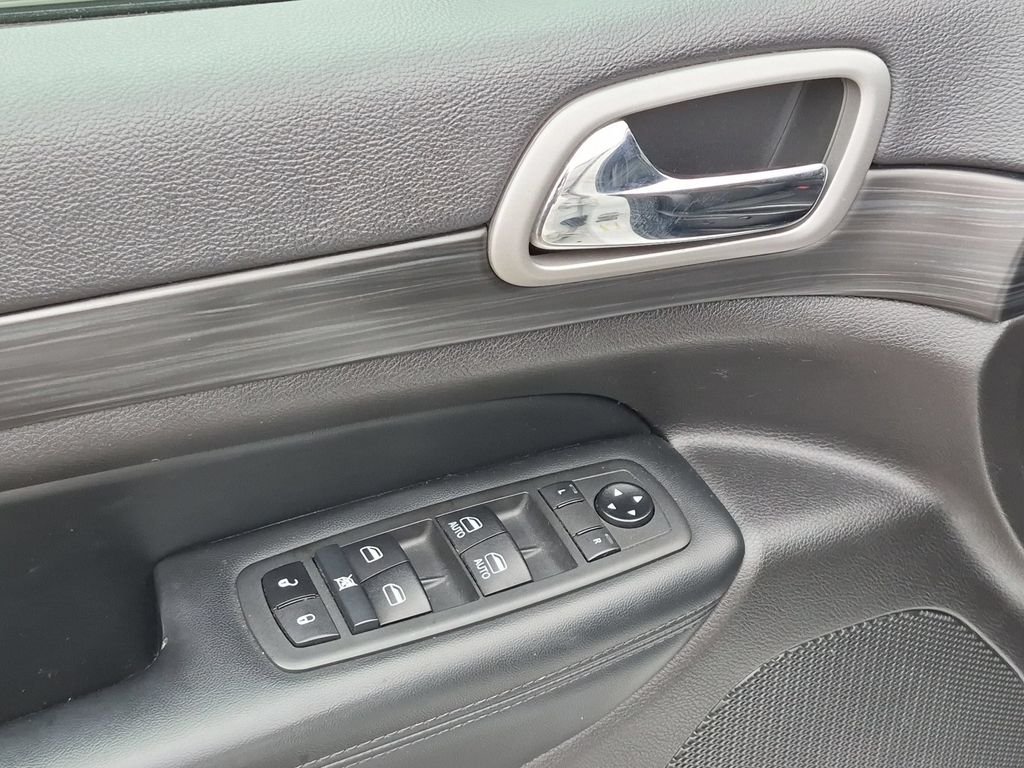 Used 2021 White Jeep Laredo X image 11