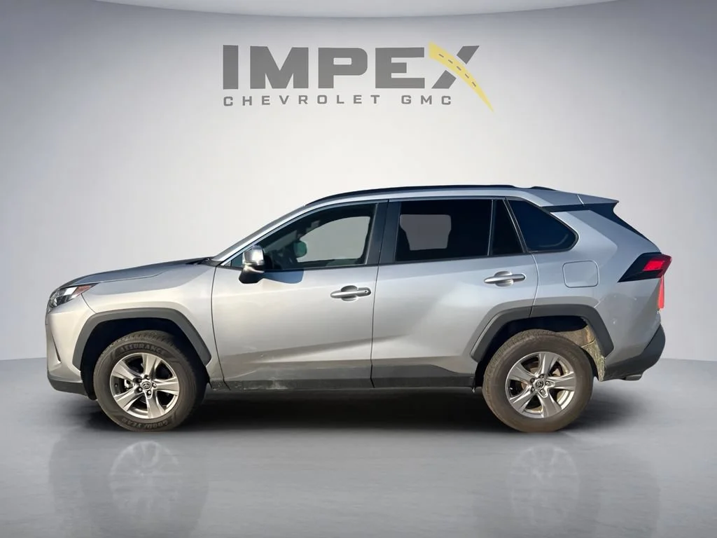 Used 2023  Toyota XLE image 2