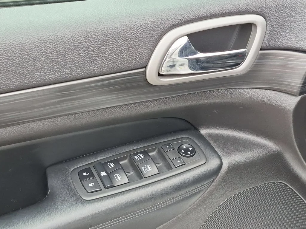 Used 2021 White Jeep Laredo X image 11
