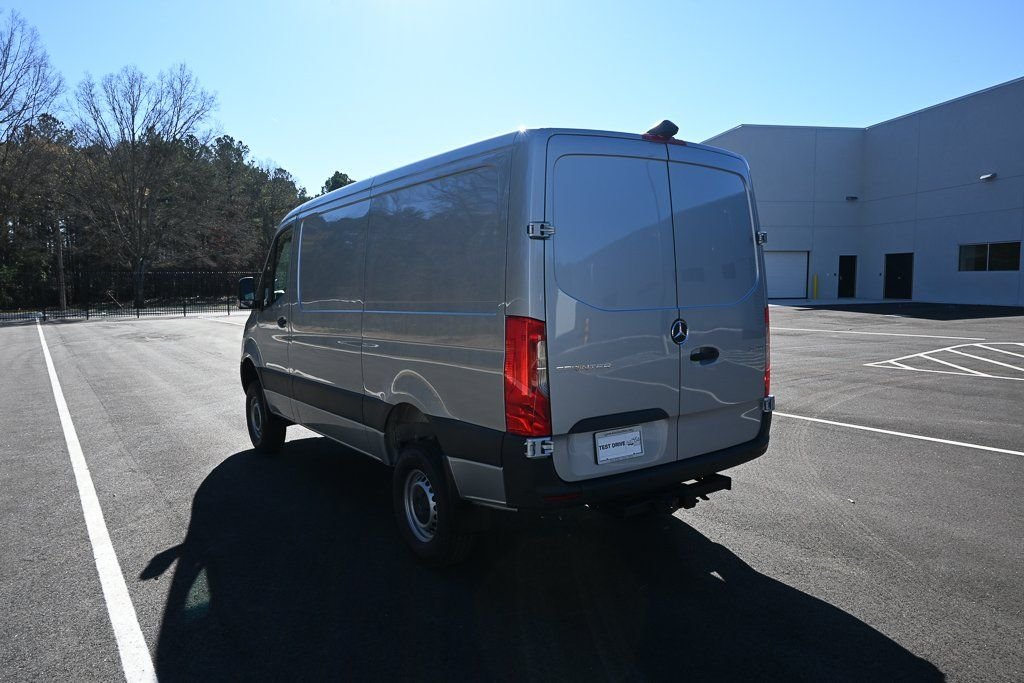 Used 2026 High-tech silver metallic Mercedes-Benz Cargo 144 WB image 4