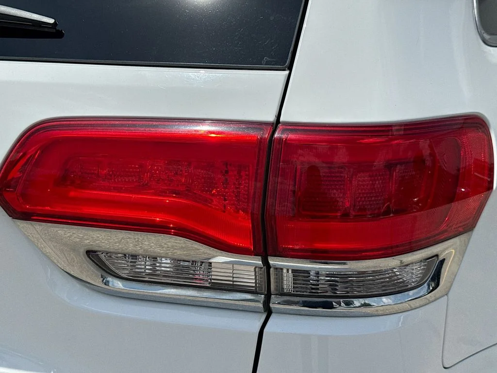 Used 2018 White Jeep Laredo E image 29