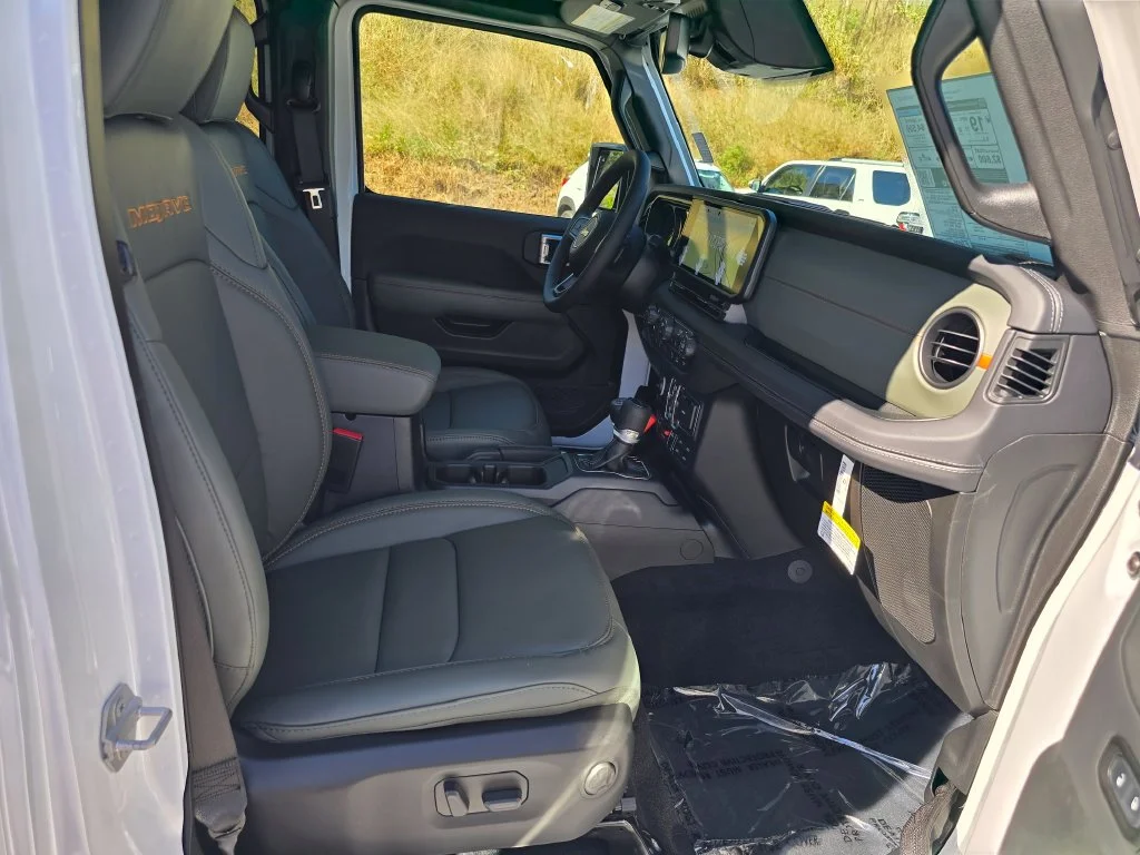 New 2026 White/off-white Jeep Mojave X image 25