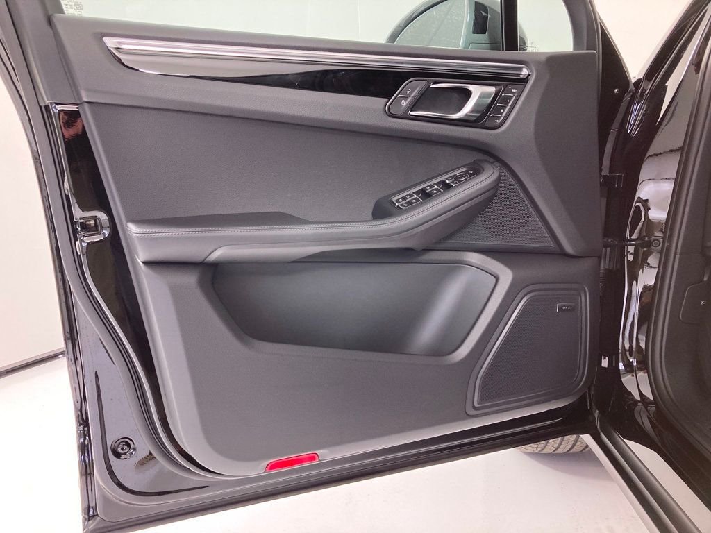 2026 Porsche Macan T - Photo 6