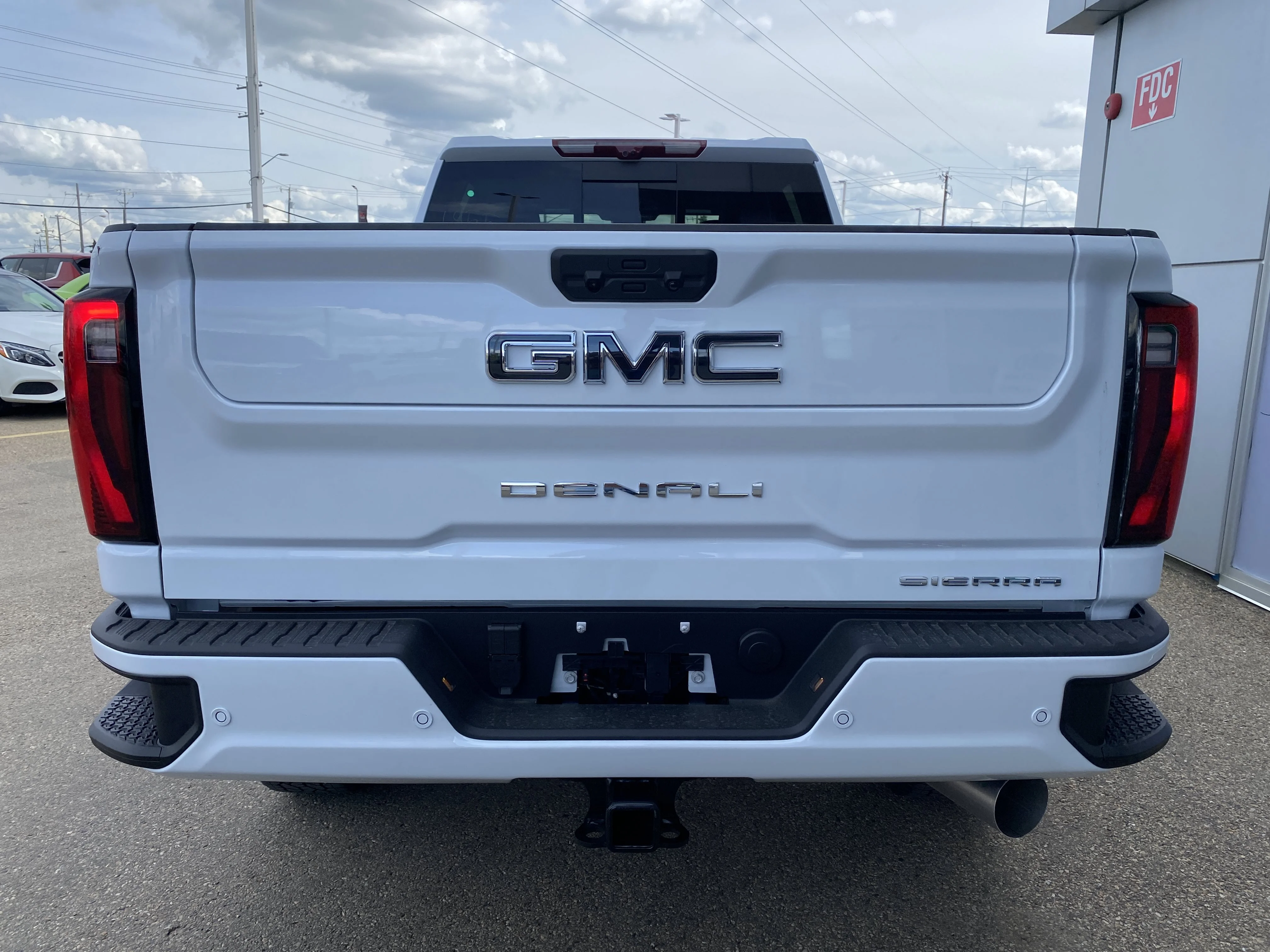 New 2026 GLACIER WHITE TRICOAT GMC Denali Ultimate image 6