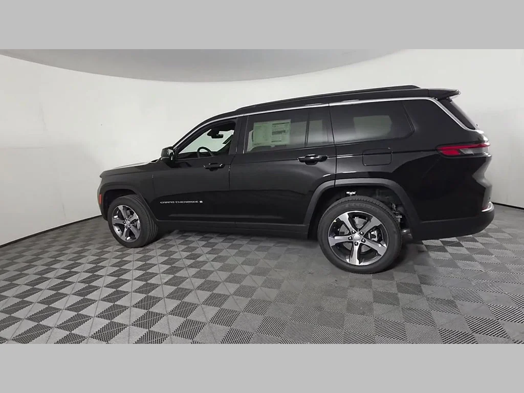 New 2026 Diamond Black Crystal Pearl-Coat Exterior Paint Jeep Limited image 33