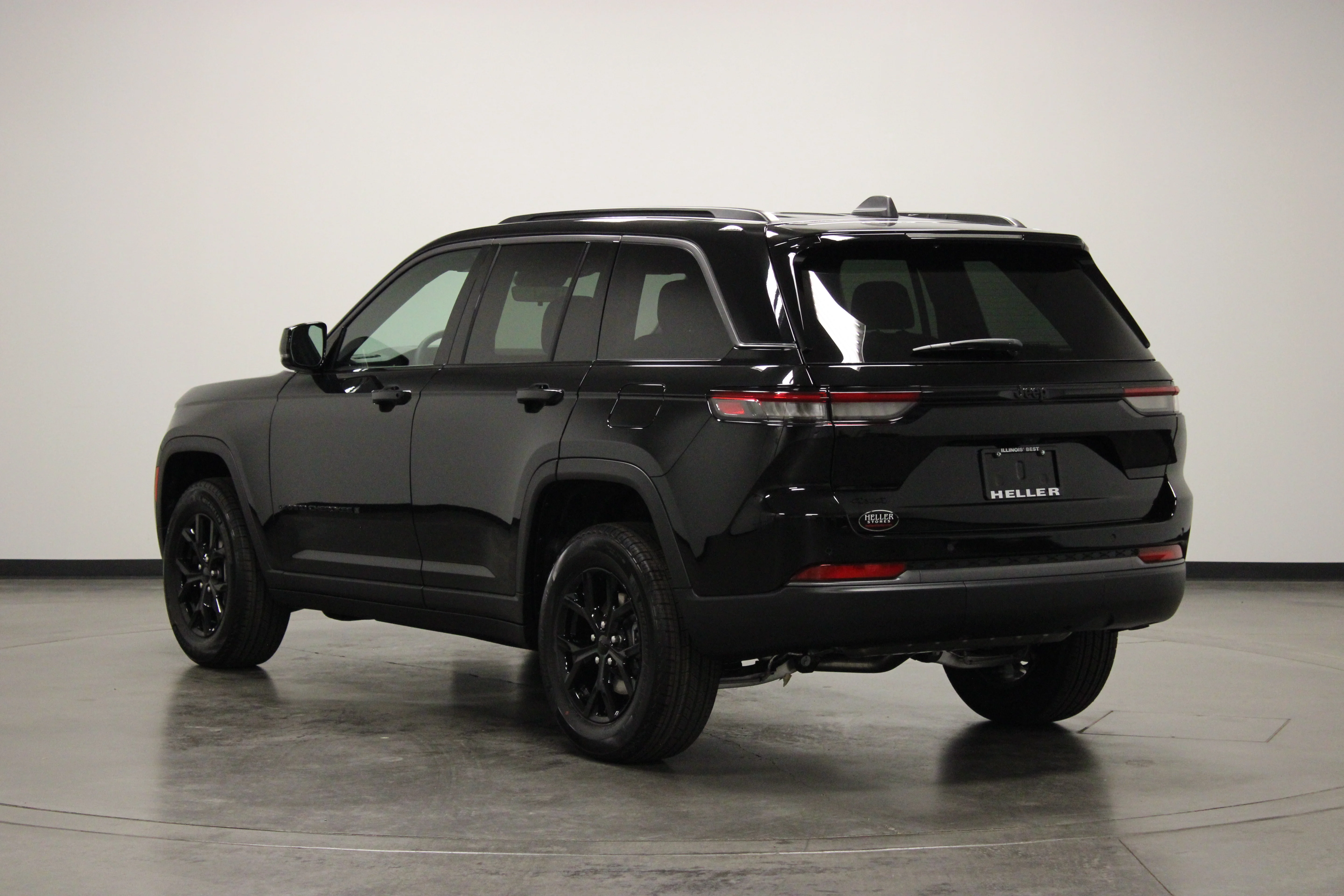 New 2026 Diamond Black Crystal Pearlcoat Jeep Laredo Altitude image 6