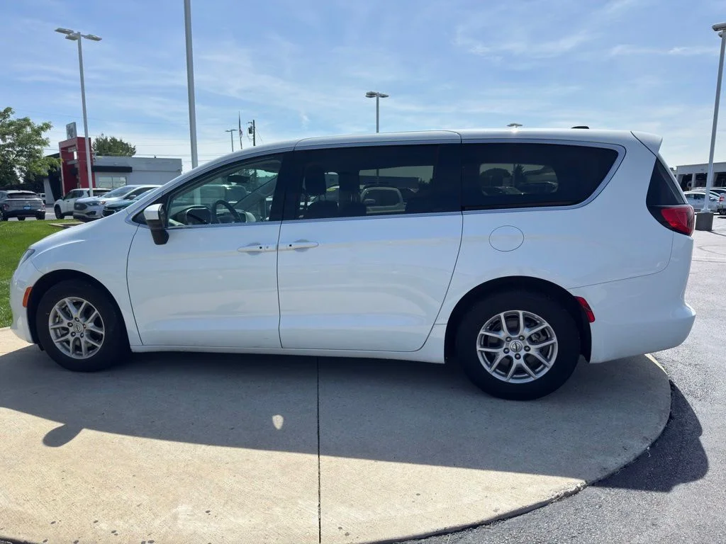 Used 2022 Bright White Clearcoat Chrysler LX image 4
