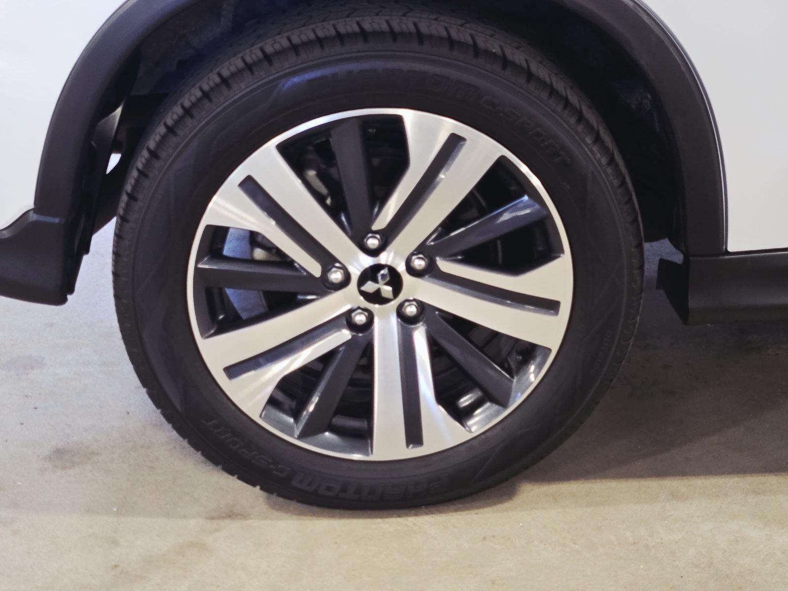 Used 2024 White Diamond Mitsubishi ES image 11