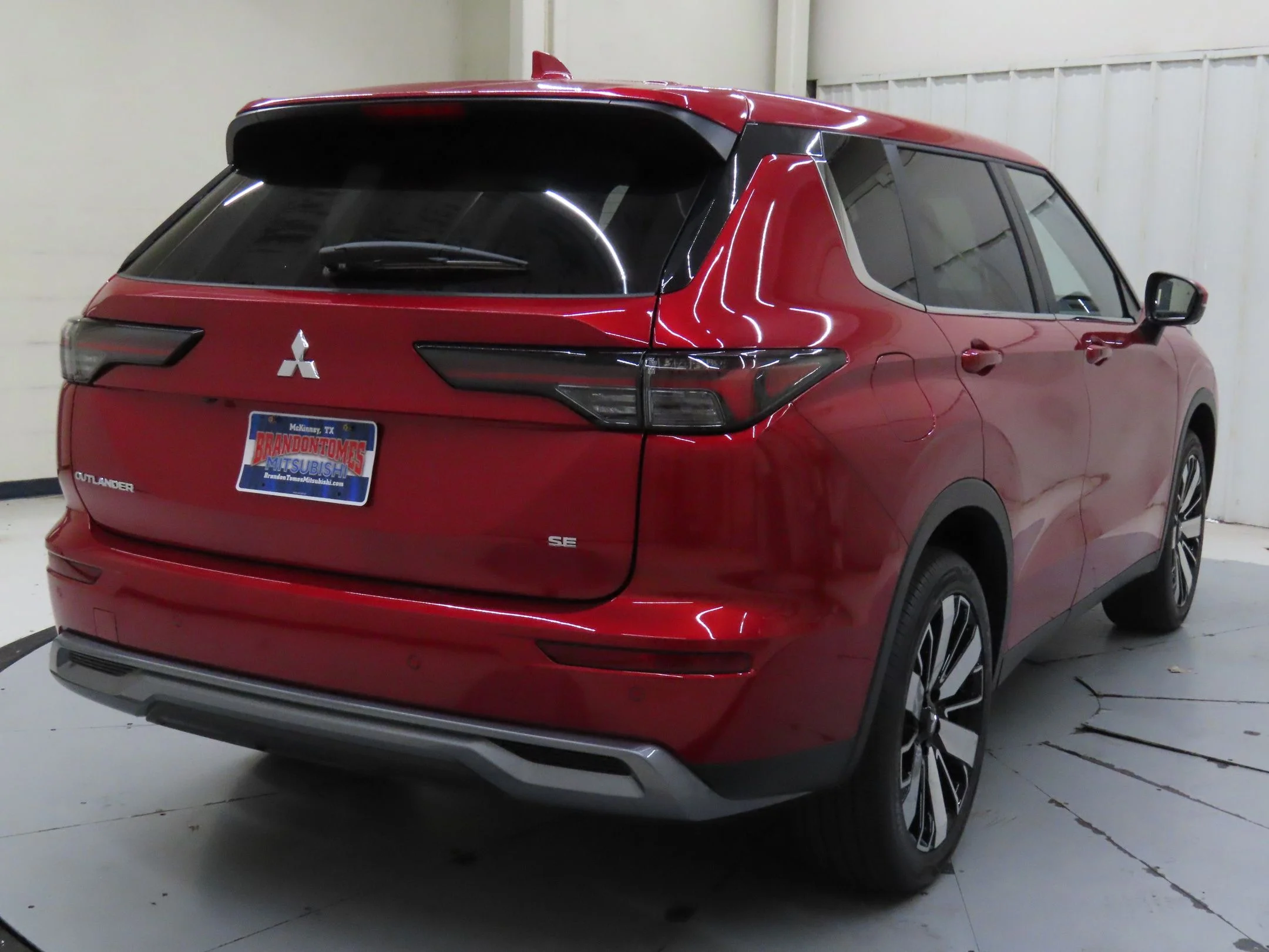 Used 2025 Red Mitsubishi SE image 3