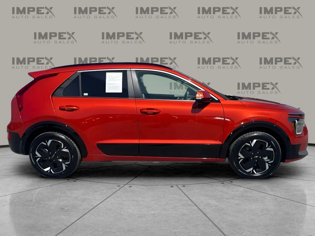 Used 2023 Red Kia Wind image 6