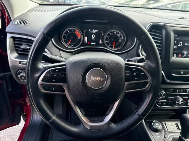 Used 2019 Velvet Red Pearlcoat Jeep Latitude Plus image 18