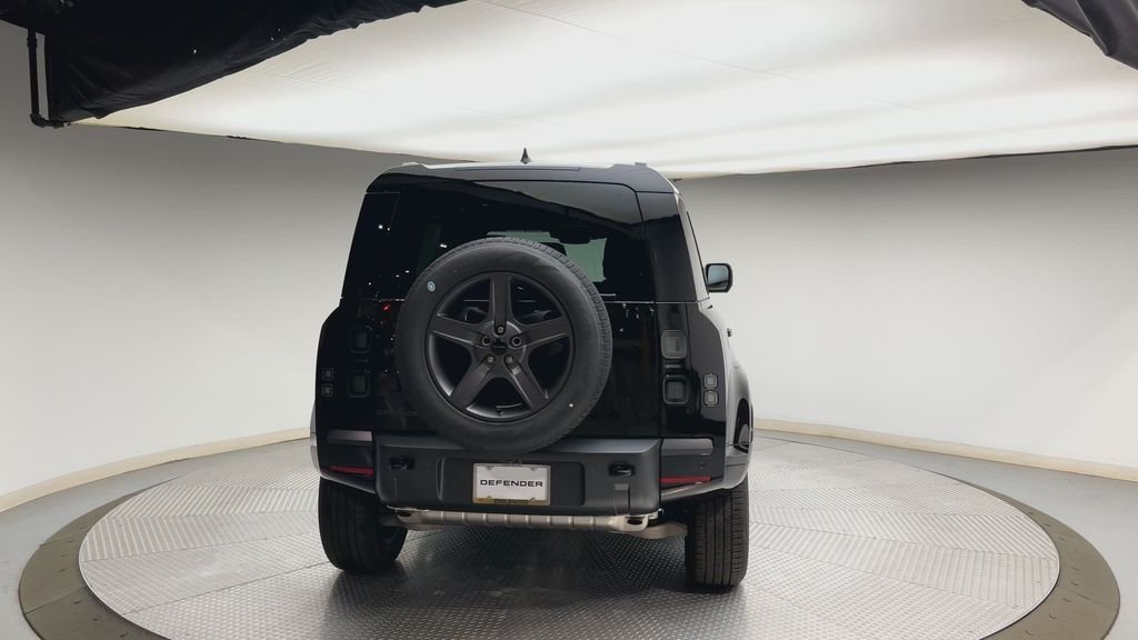 New 2026 Santorini Black Metallic Land Rover X-Dynamic SE image 3