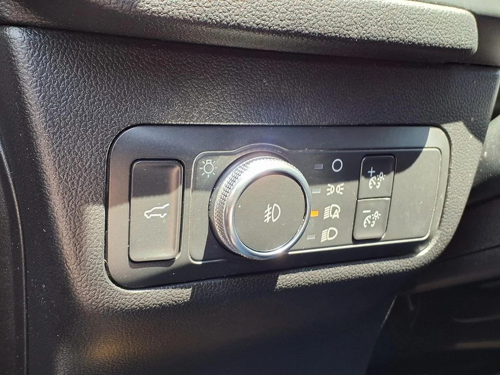 Used 2022 Silver Ford SEL image 23