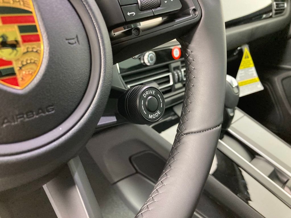 2026 Porsche Macan T - Photo 8