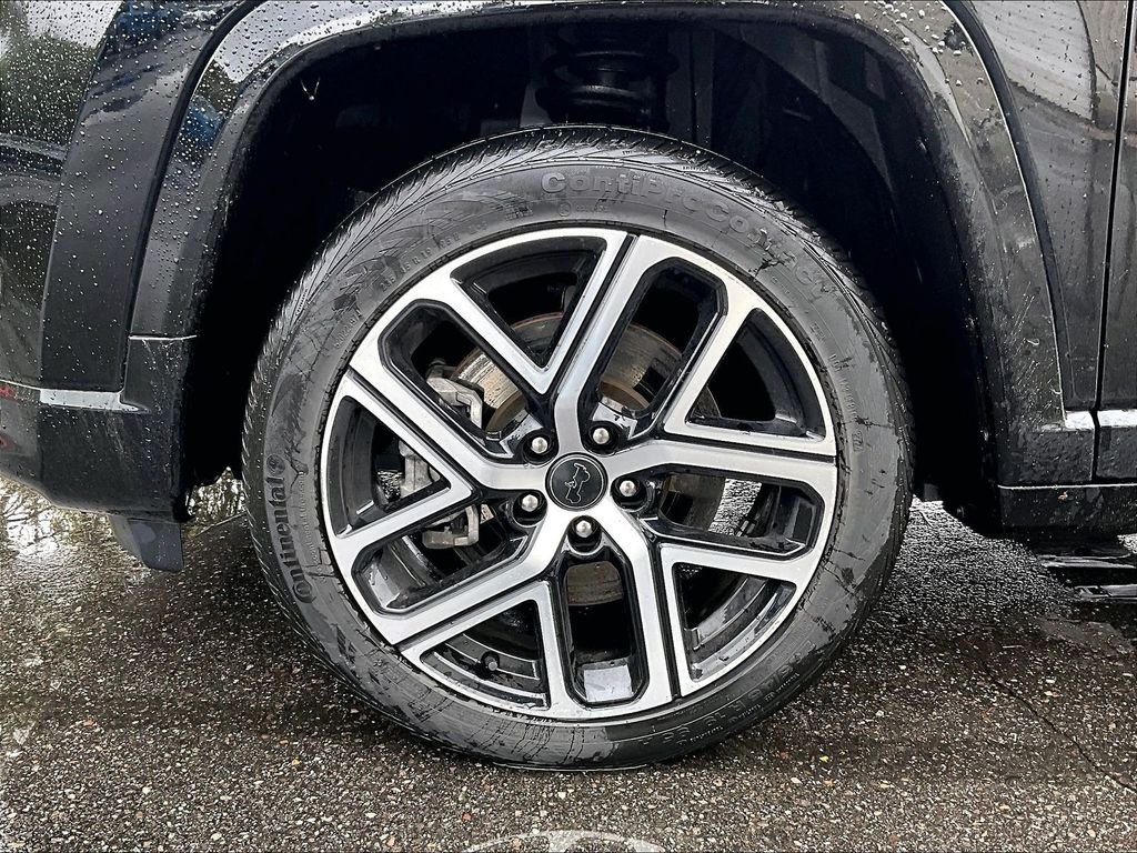 Used 2025 Diamond Black Crystal Pearlcoat Jeep Limited image 7