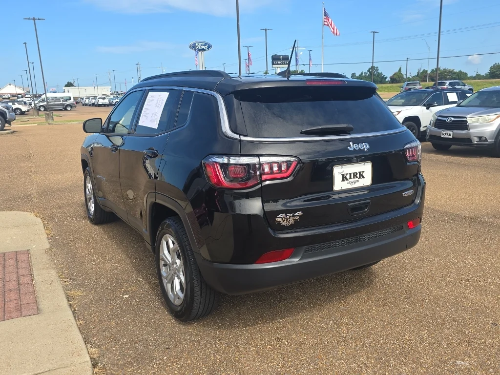 Used 2024 Diamond Black Crystal Pearlcoat Jeep Latitude image 3