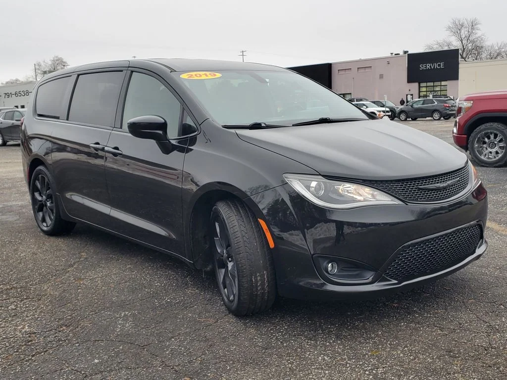 Used 2019 Black Chrysler Touring Plus image 2