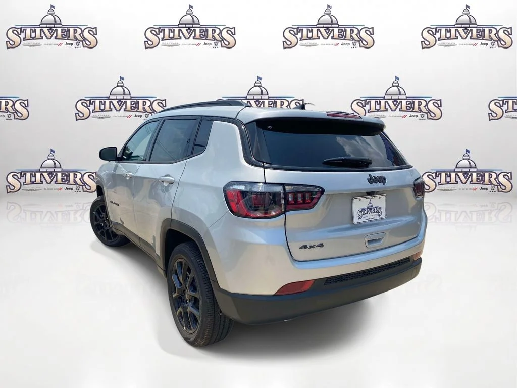 New 2026 Silver Zynith Metallic Clearcoat Jeep Latitude Altitude image 4