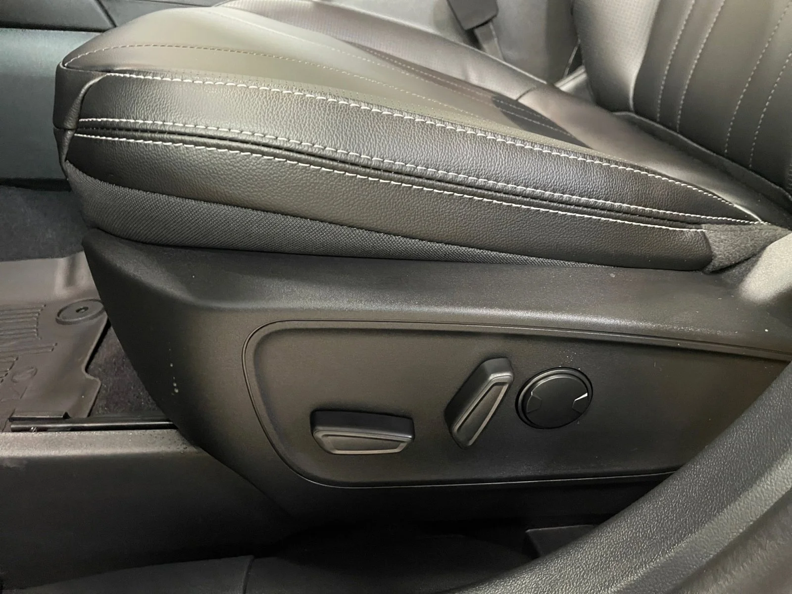 New 2026 Star White Metallic Tri-Coat Ford PHEV image 15