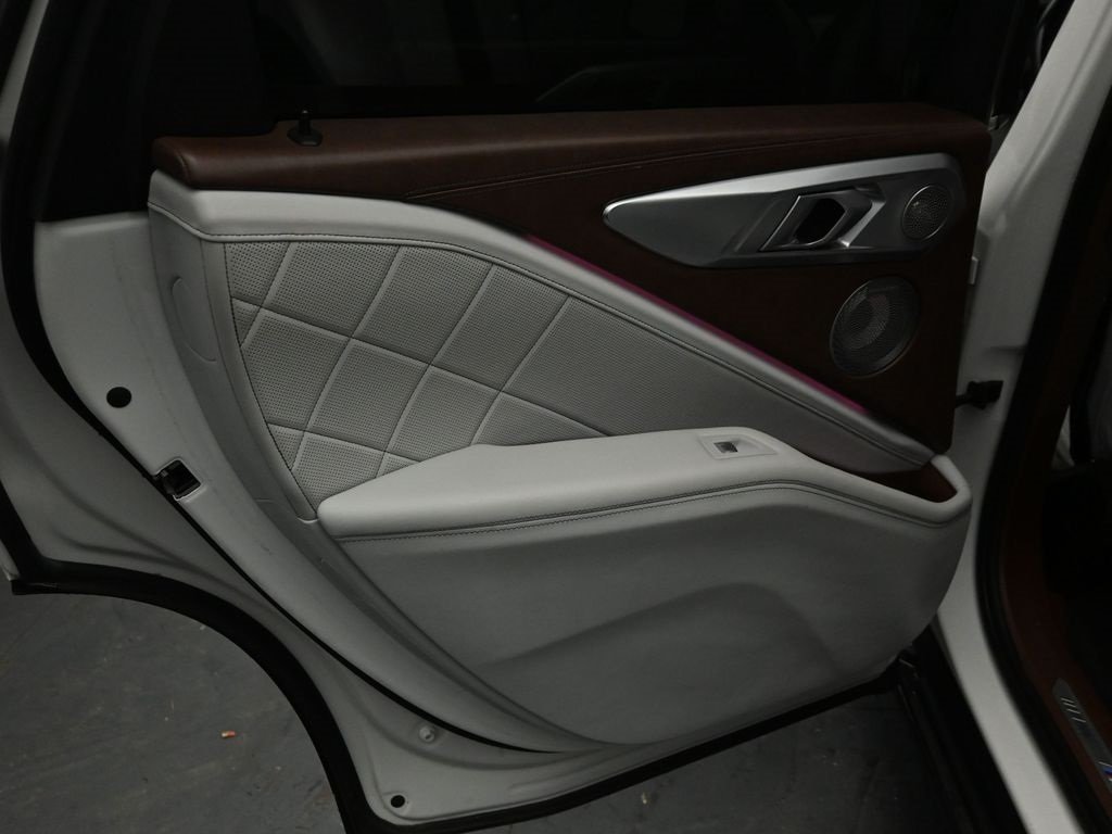 2023 BMW XM - Image 22