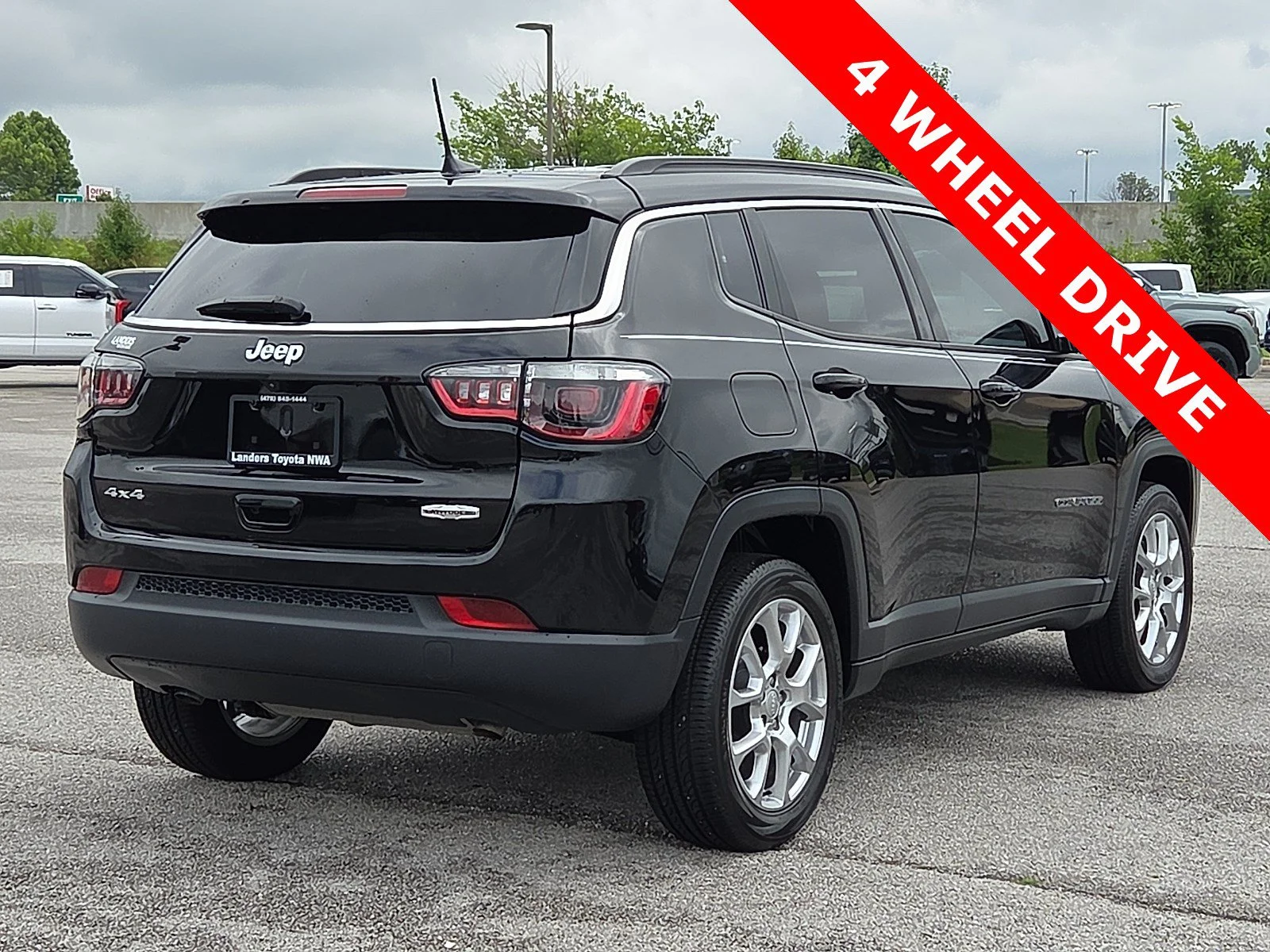 Used 2024 Diamond Black Crystal Pearlcoat Jeep Latitude Lux image 5