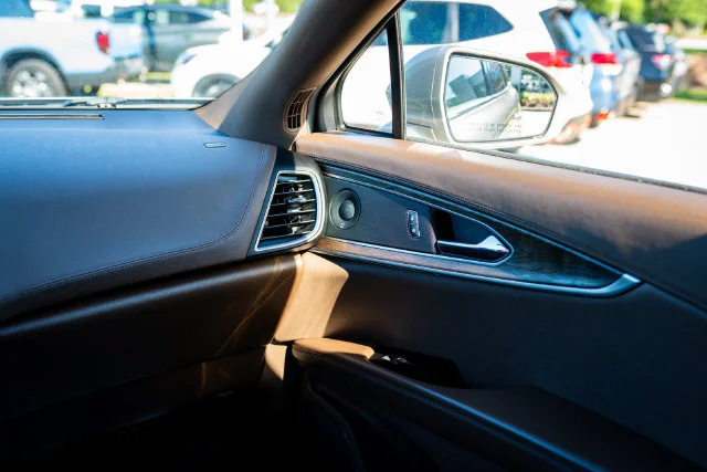 Used 2016 Luxe Metallic Lincoln Reserve image 30