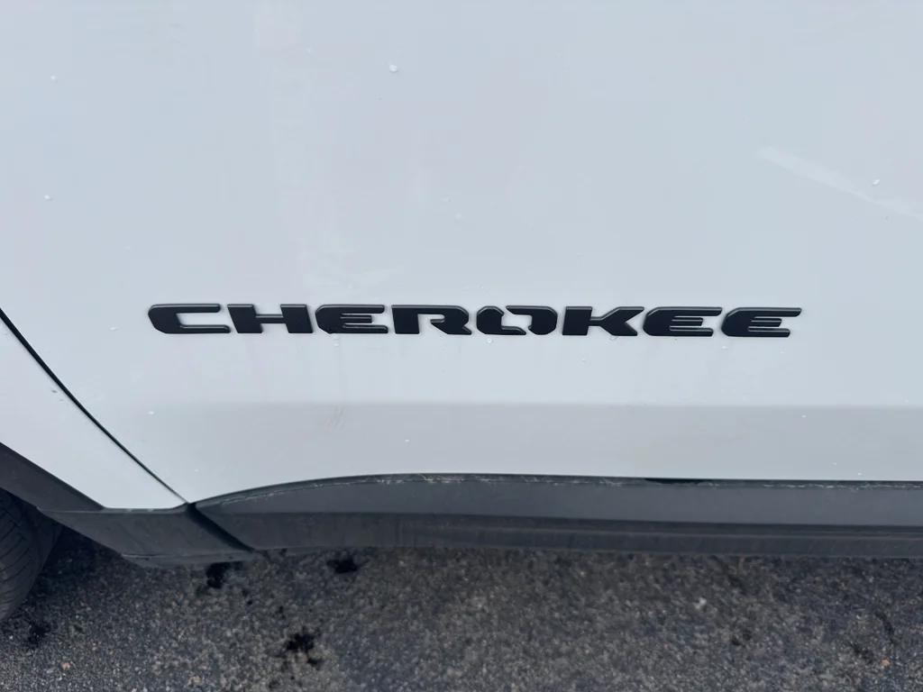 New 2026 Bright White Clear-Coat Exterior Paint Jeep Limited image 38