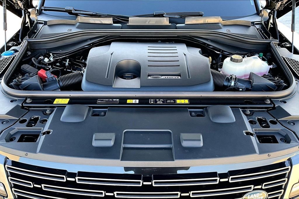 New 2026 SANTORINI BLACK Land Rover SE image 12