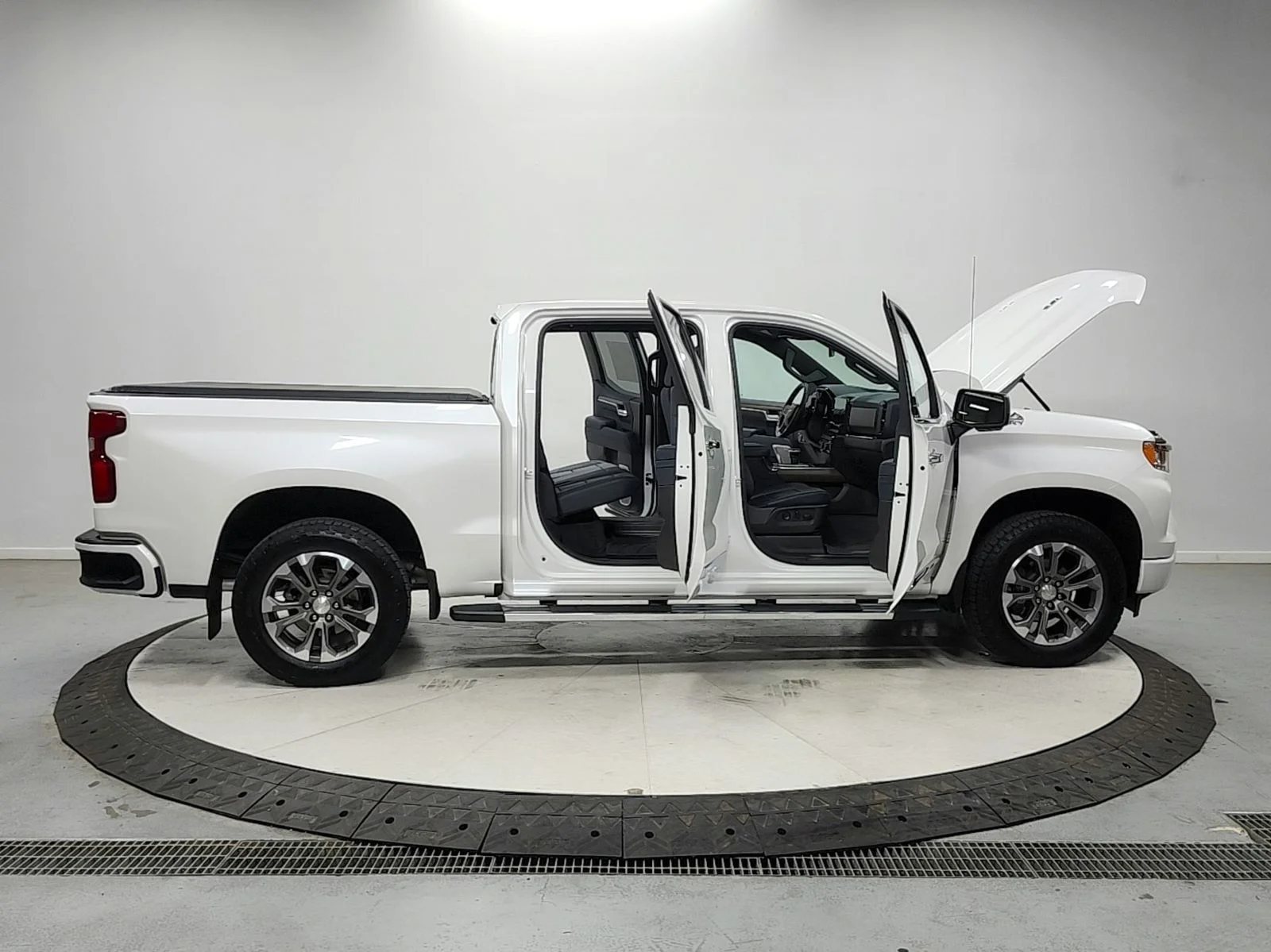 Used 2024 Iridescent Pearl Tricoat Chevrolet High Country image 16