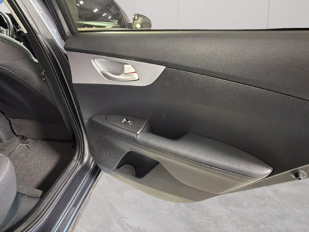 Used 2024  Kia LXS image 33