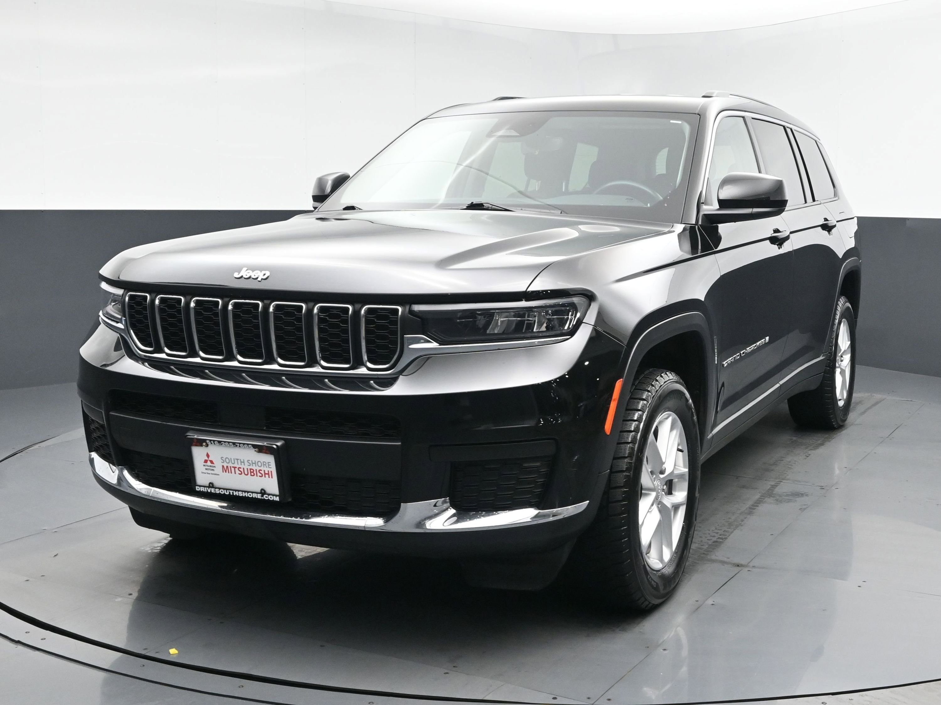 Used 2022 Diamond Black Crystal Pearlcoat Jeep Laredo image 1